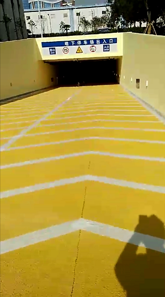 彩色防滑地坪漆地下停車場施工中